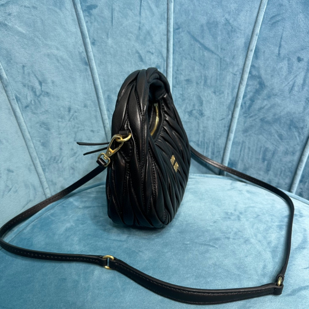 Miumiu Unterarmtasche Größe: 18 x 10 x 6 cm