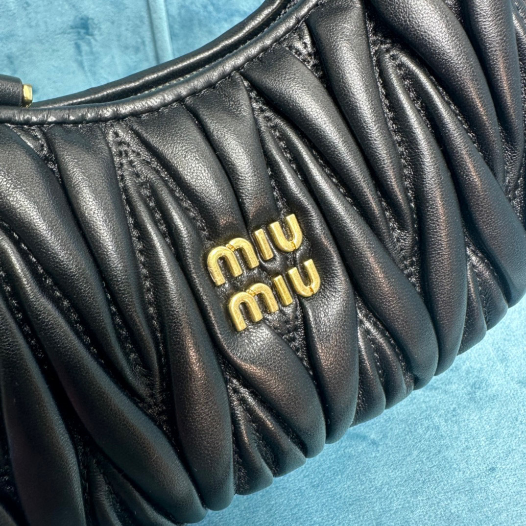 Miumiu Unterarmtasche Größe: 18 x 10 x 6 cm