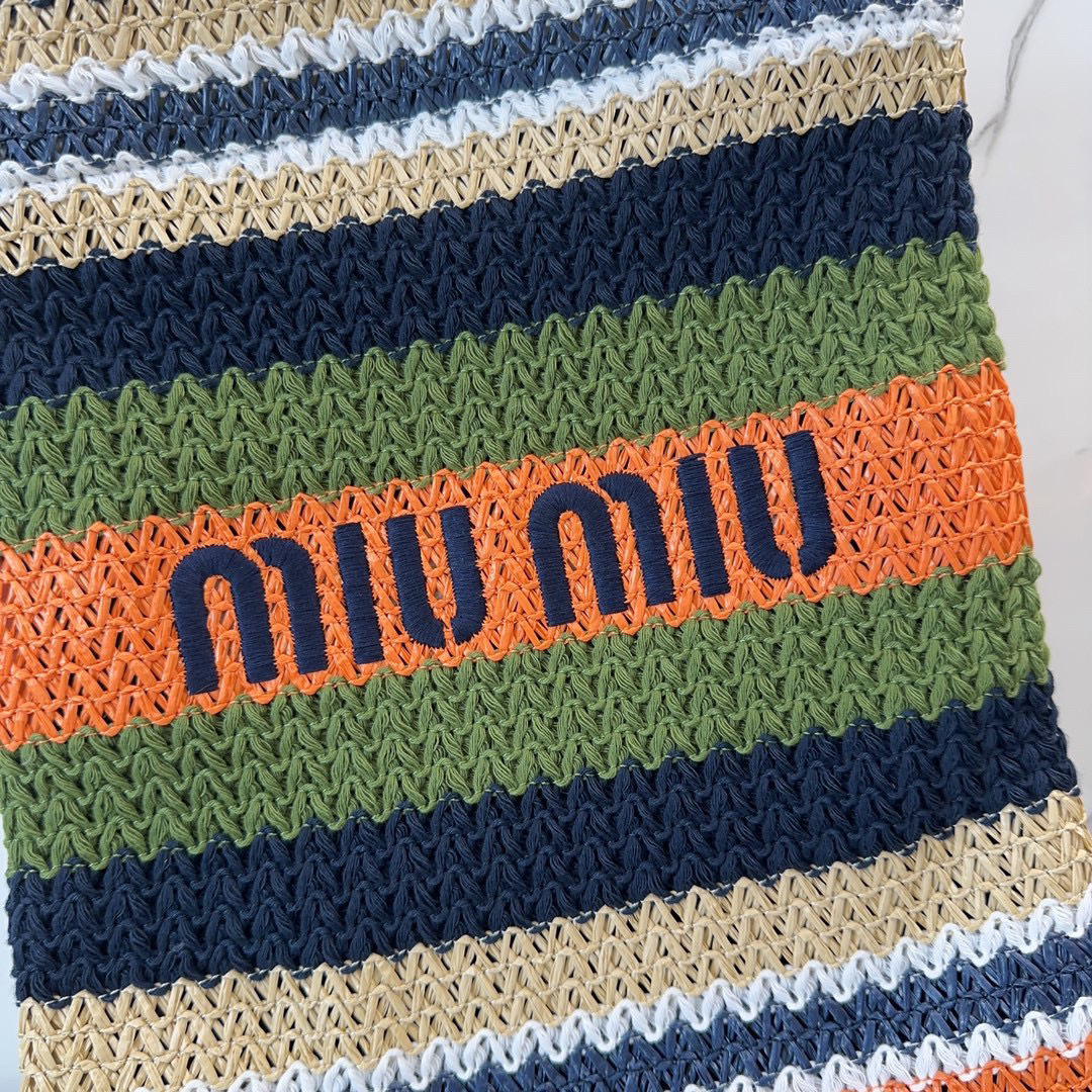 Miumiu shopping bag  Size：33*38*3cm