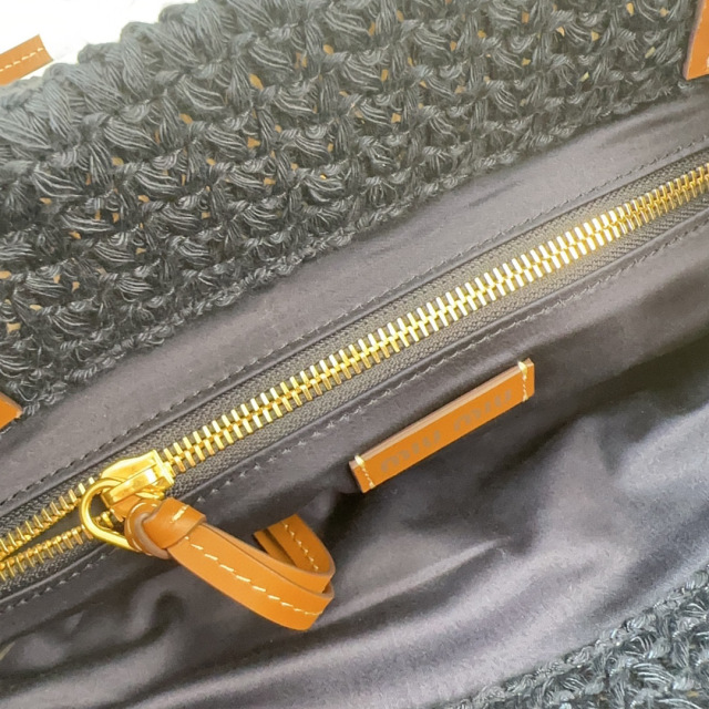 Miumiu shopping bag  Size：33*38*3cm