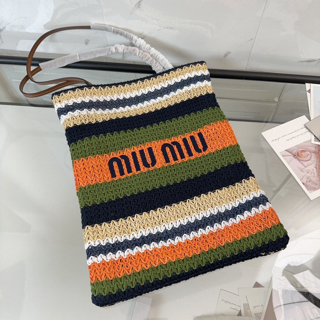 Miumiu shopping bag  Size：33*38*3cm