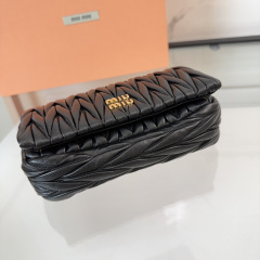 Miumiu Einzelne Umhängetasche Größe: 18 x 9,5 x 4 cm