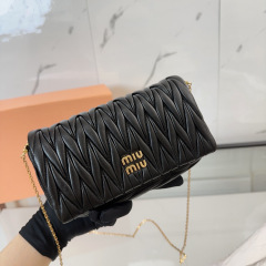 Miumiu Einzelne Umhängetasche Größe: 18 x 9,5 x 4 cm