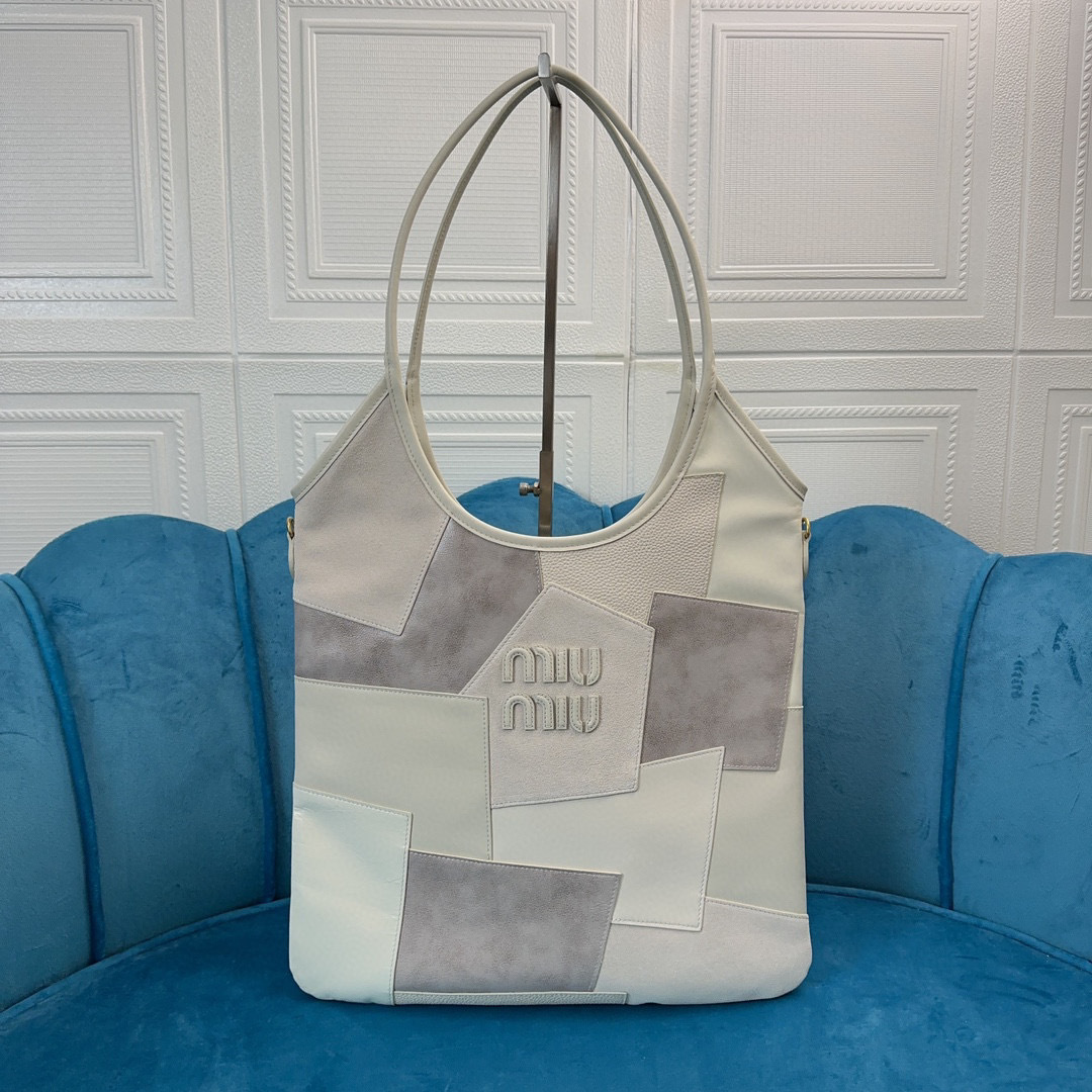 Miumiu购物袋尺寸：35*40*5cm