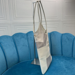 Miumiu购物袋尺寸：35*40*5cm