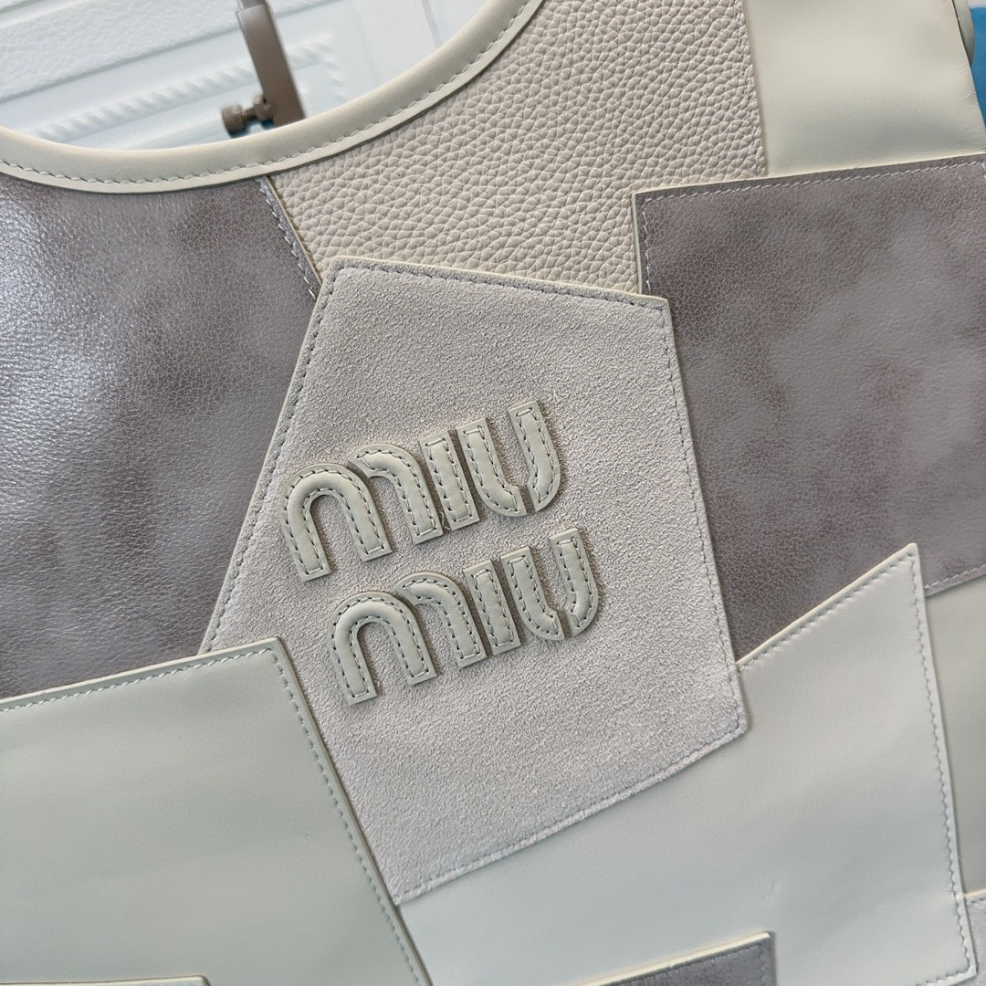 Miumiu购物袋尺寸：35*40*5cm