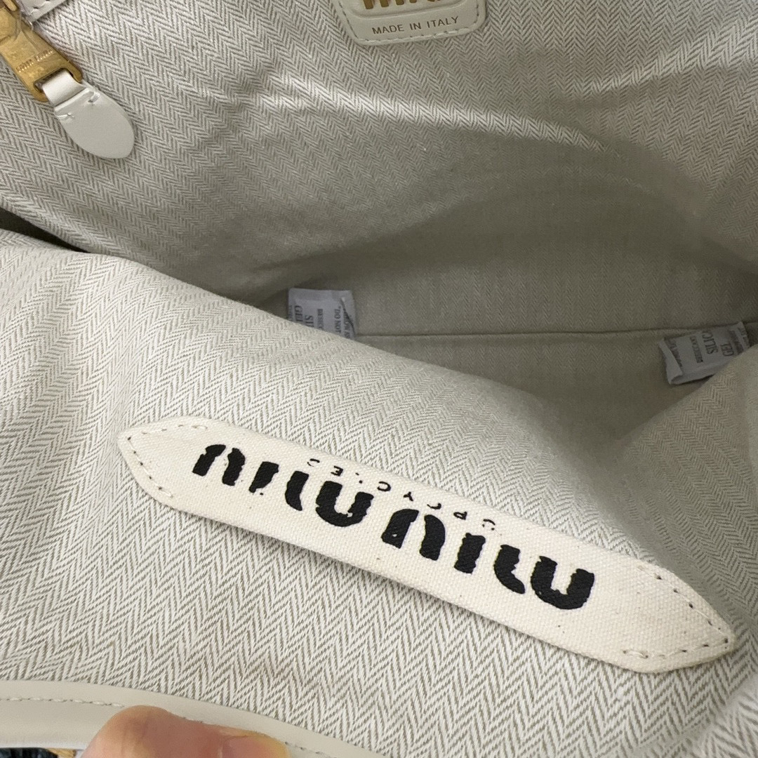 Miumiu购物袋尺寸：35*40*5cm