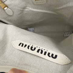 Miumiu购物袋尺寸：35*40*5cm