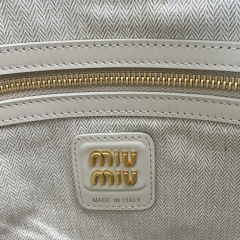 Miumiu购物袋尺寸：35*40*5cm