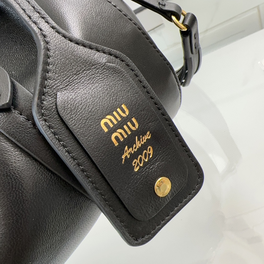Miumiu Einzelne Umhängetasche Größe: 32 x 16 x 10,5 cm