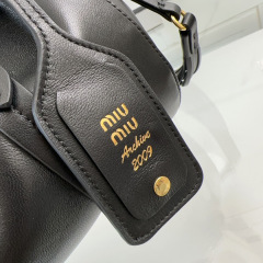 Miumiu Einzelne Umhängetasche Größe: 32 x 16 x 10,5 cm