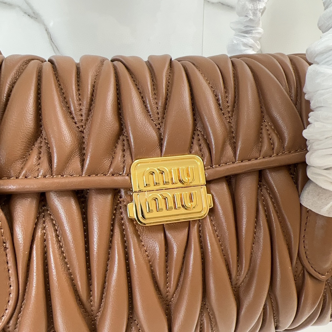 Borsa a mano Miumiu Dimensioni: 28*15*11cm