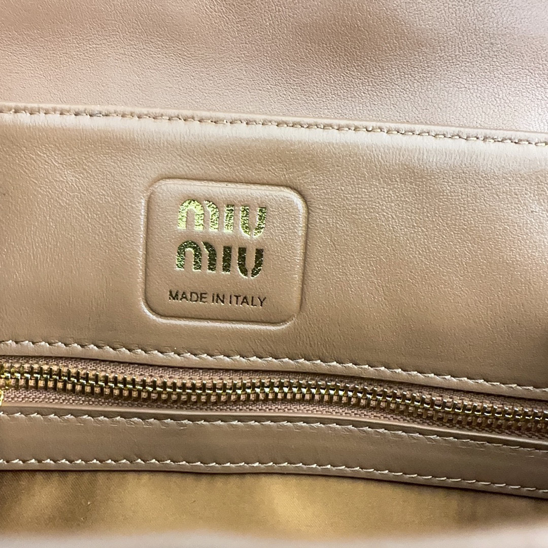 Borsa a mano Miumiu Dimensioni: 28*15*11cm