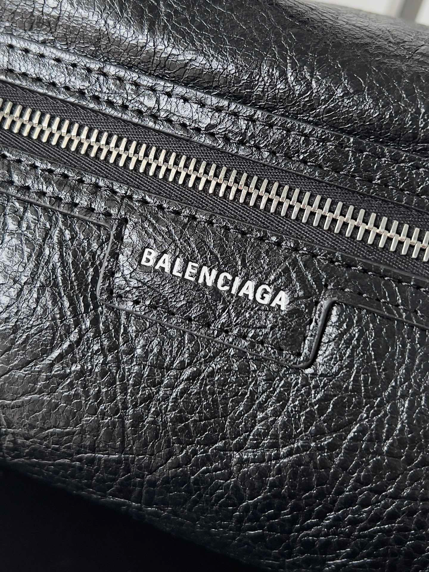 Balenciaga  Single shoulder bag Size：35*12*11cm