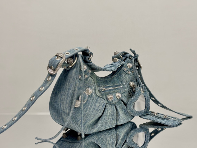 Balenciaga  Single shoulder bag Size：26*16*10cm