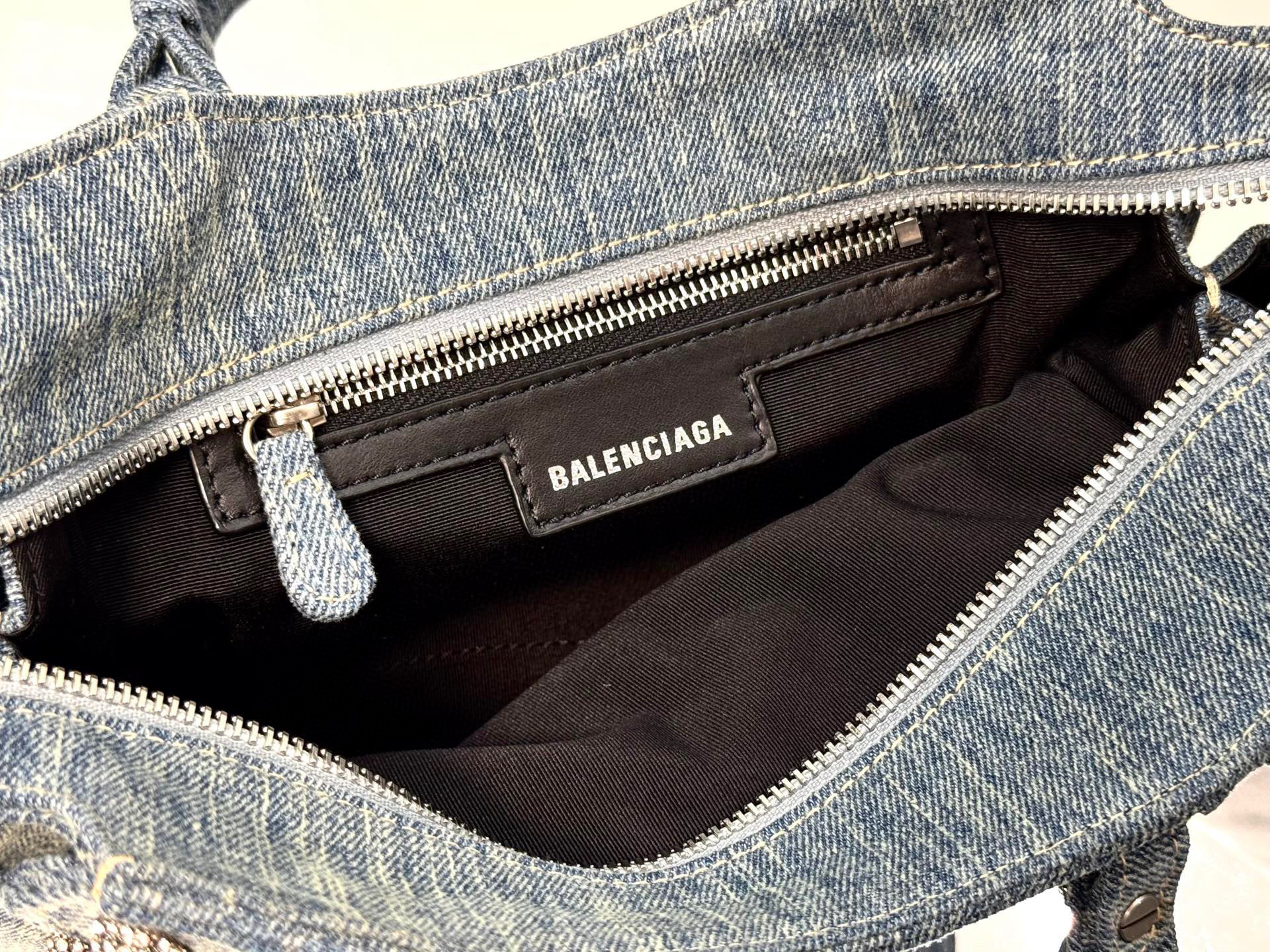 Balenciaga  Single shoulder bag Size：26*16*10cm