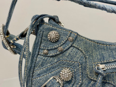 Balenciaga  Single shoulder bag Size：26*16*10cm