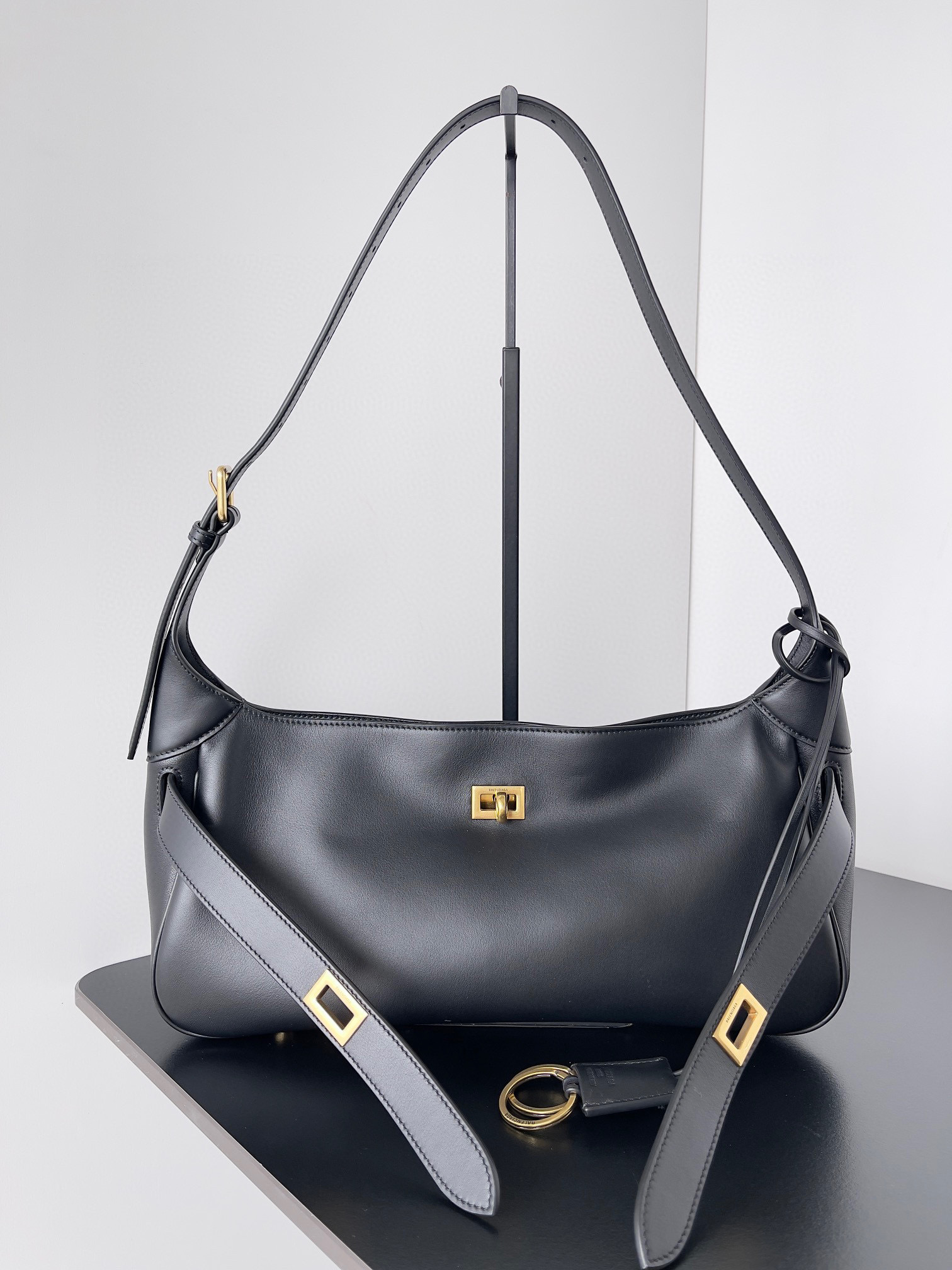 Balenciaga  Single shoulder bag Size：29.9*17*19.8cm