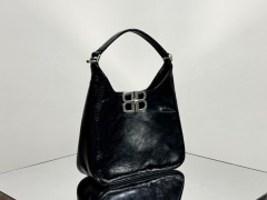 Balenciaga Unterarmtasche Größe: 20 x 20,5 x 6,8 cm