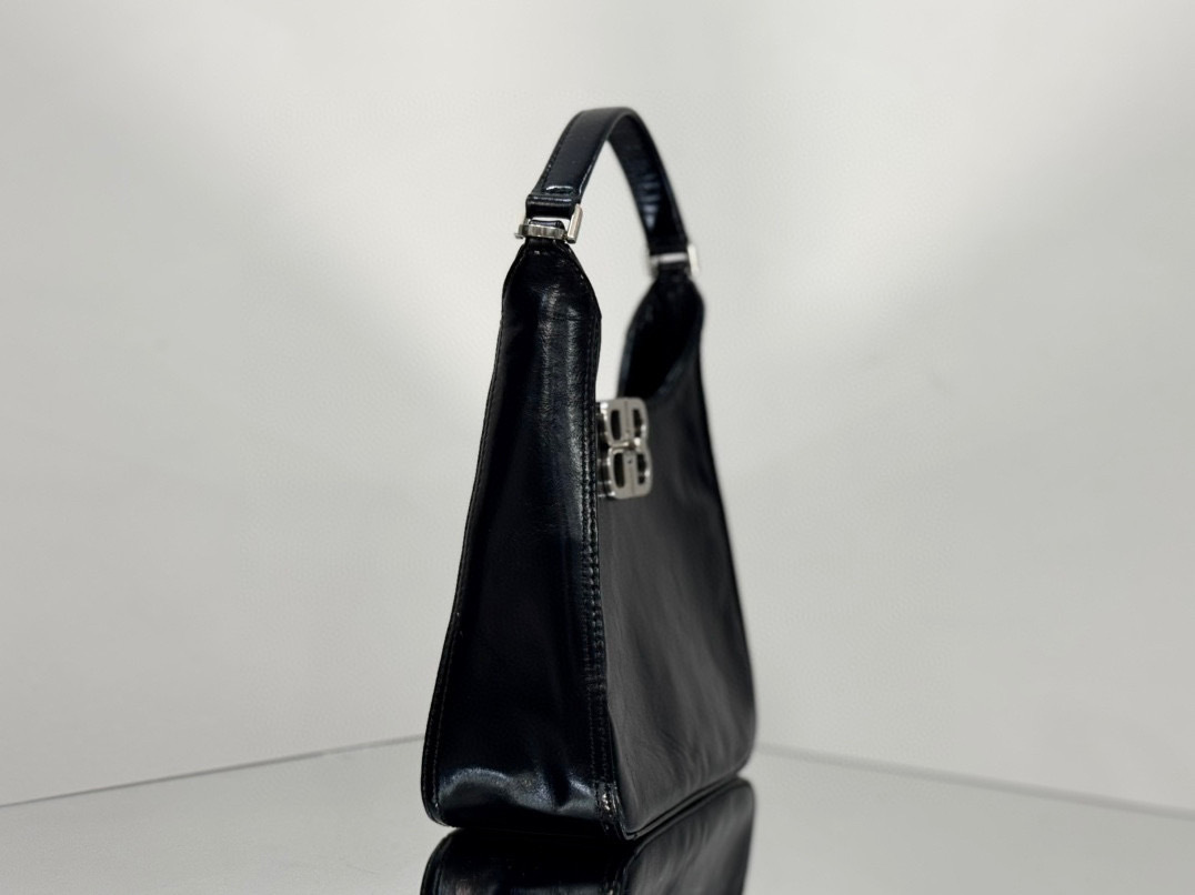 Balenciaga Unterarmtasche Größe: 20 x 20,5 x 6,8 cm