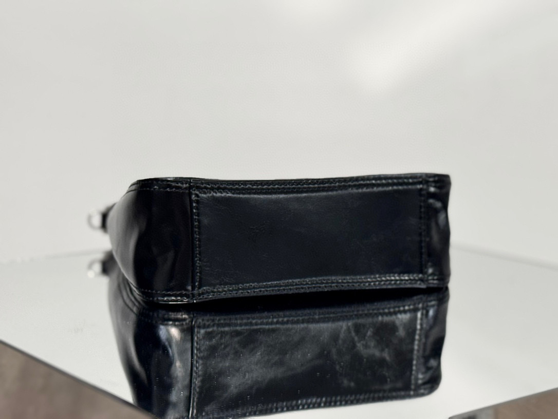 Balenciaga Unterarmtasche Größe: 20 x 20,5 x 6,8 cm