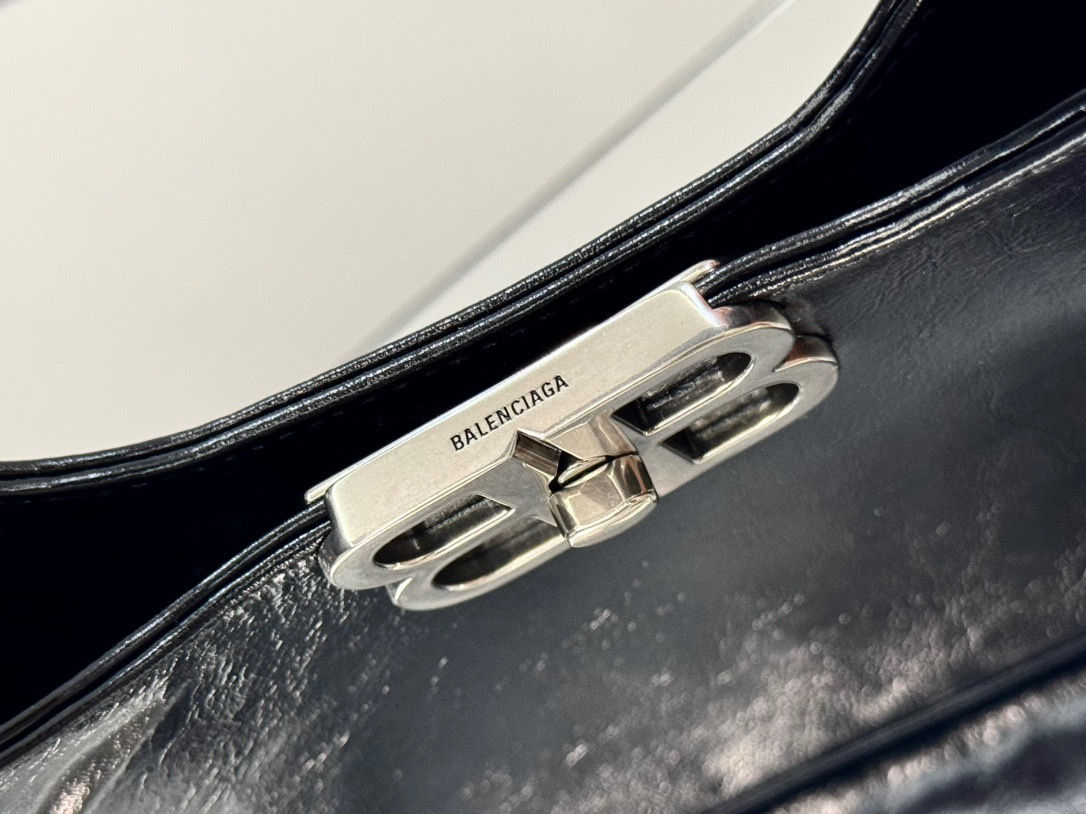 Balenciaga Unterarmtasche Größe: 20 x 20,5 x 6,8 cm