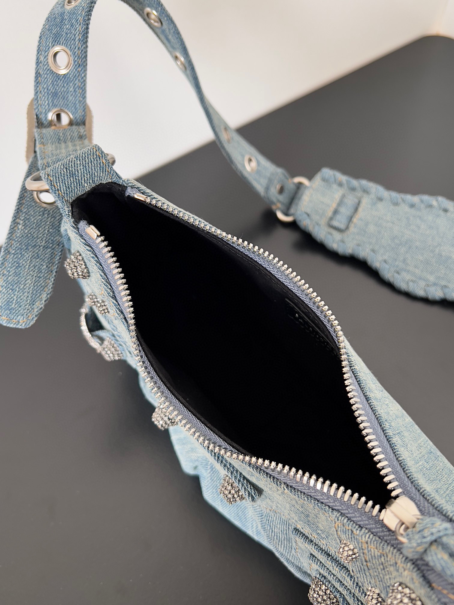 Borsa sottobraccio Balenciaga Dimensioni: 26*16*9,9 cm