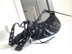 Balenciaga 腋下包 尺寸：26*16*9.9cm