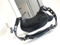 Balenciaga 腋下包 尺寸：26*16*9.9cm
