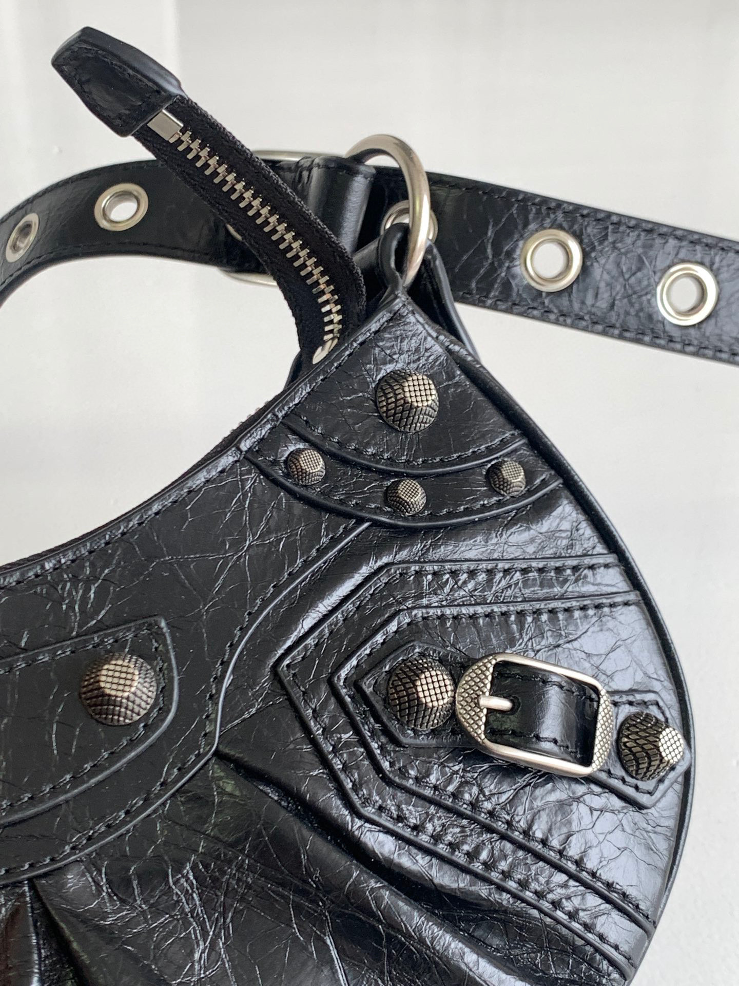Balenciaga 腋下包 尺寸：26*16*9.9cm