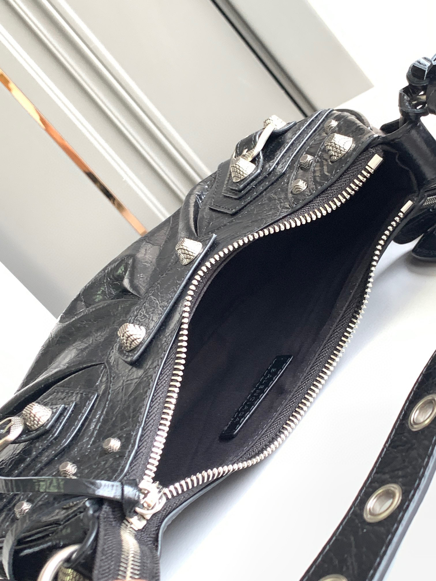 Balenciaga 腋下包 尺寸：26*16*9.9cm