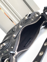 Balenciaga 腋下包 尺寸：26*16*9.9cm