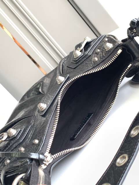 Balenciaga 腋下包 尺寸：26*16*9.9cm