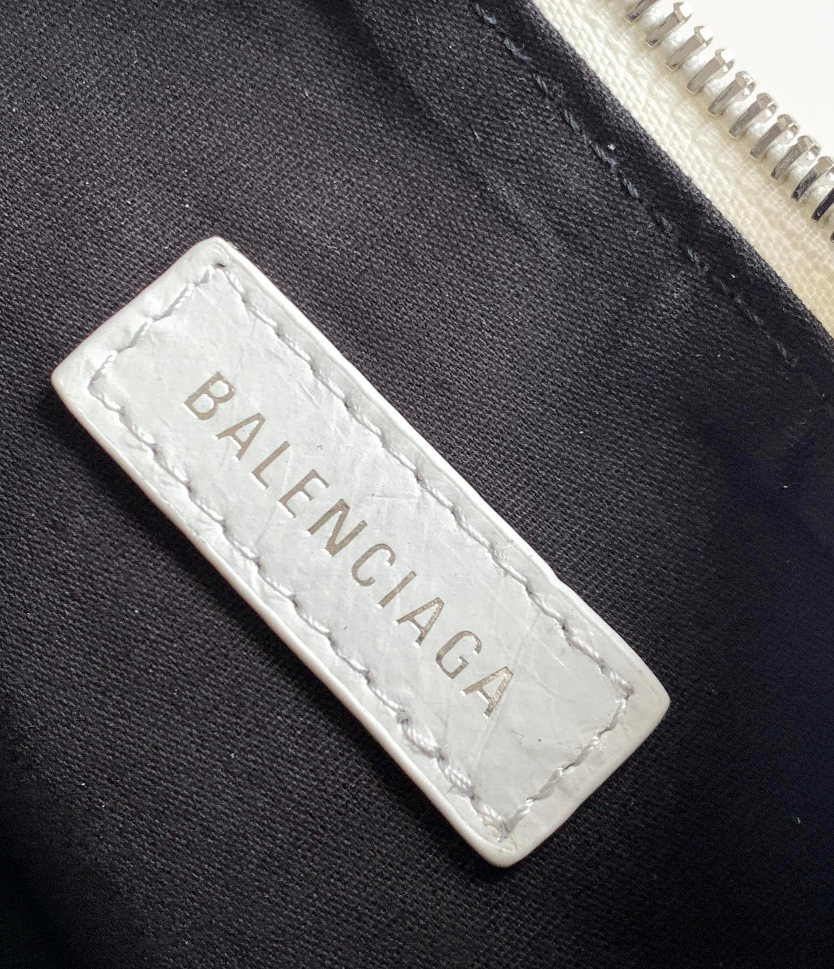 Balenciaga Unterarmtasche Größe: 26 x 16 x 9,9 cm