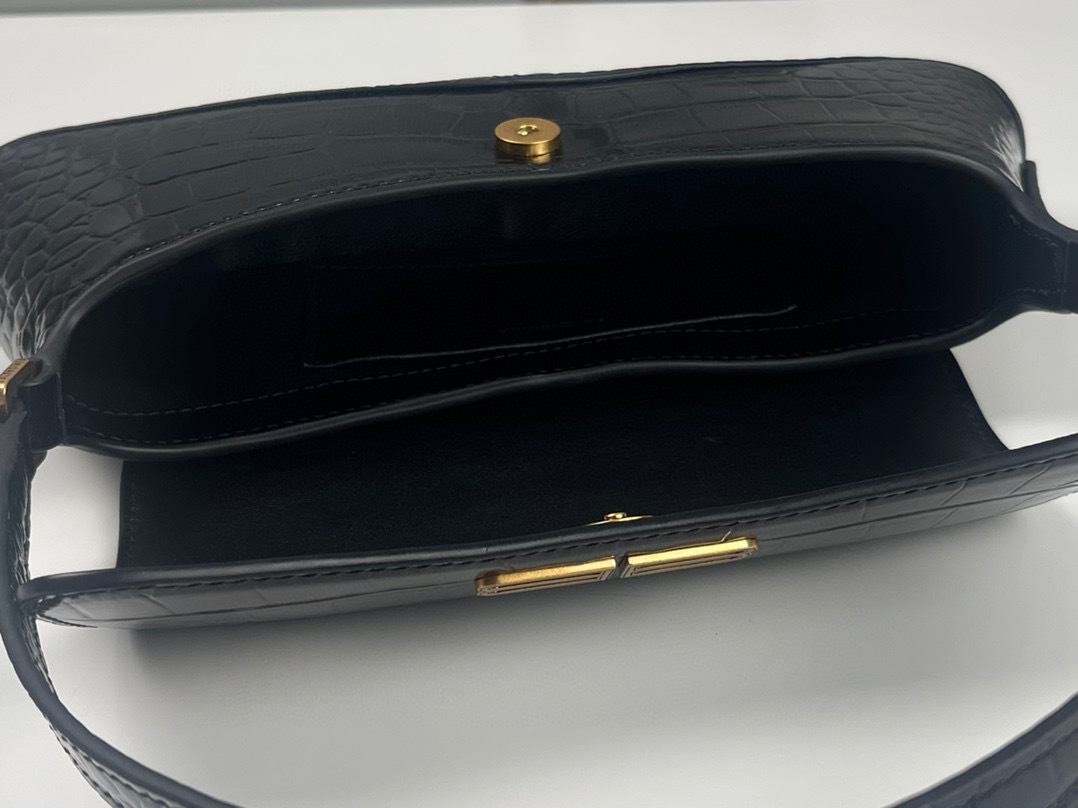 Balenciaga Unterarmtasche Größe: 27 x 25,5 x 4,8 cm