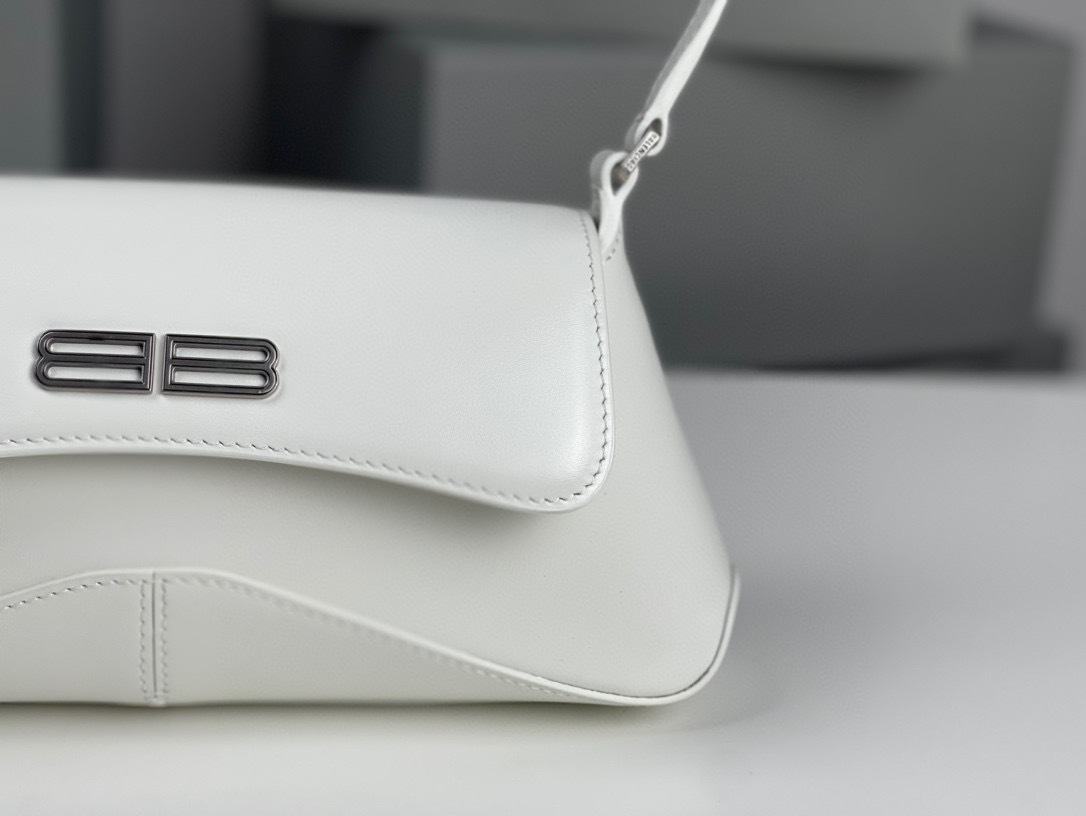 Balenciaga Unterarmtasche Größe: 27 x 25,5 x 4,8 cm