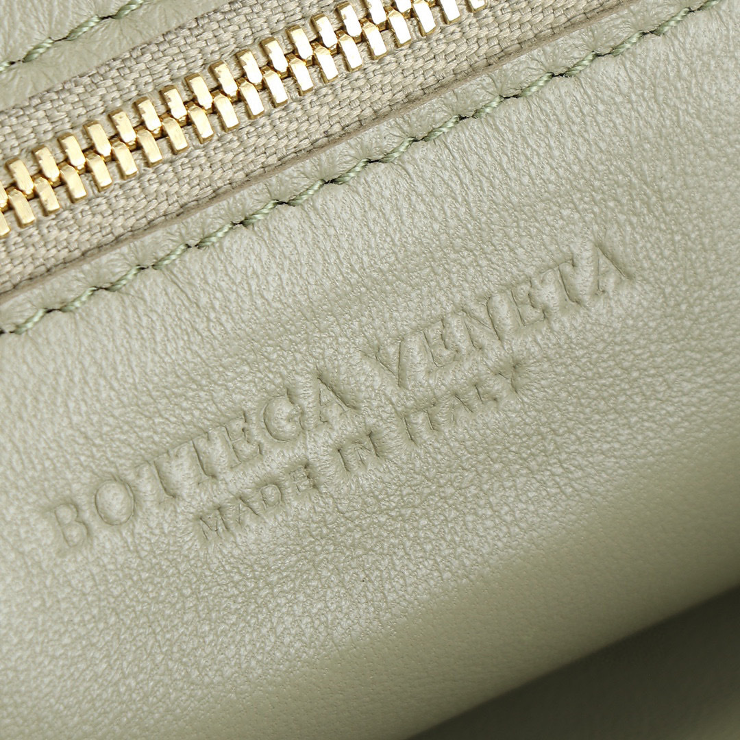 Botteca Veneta  Underarm bag Size：48*40*16cm