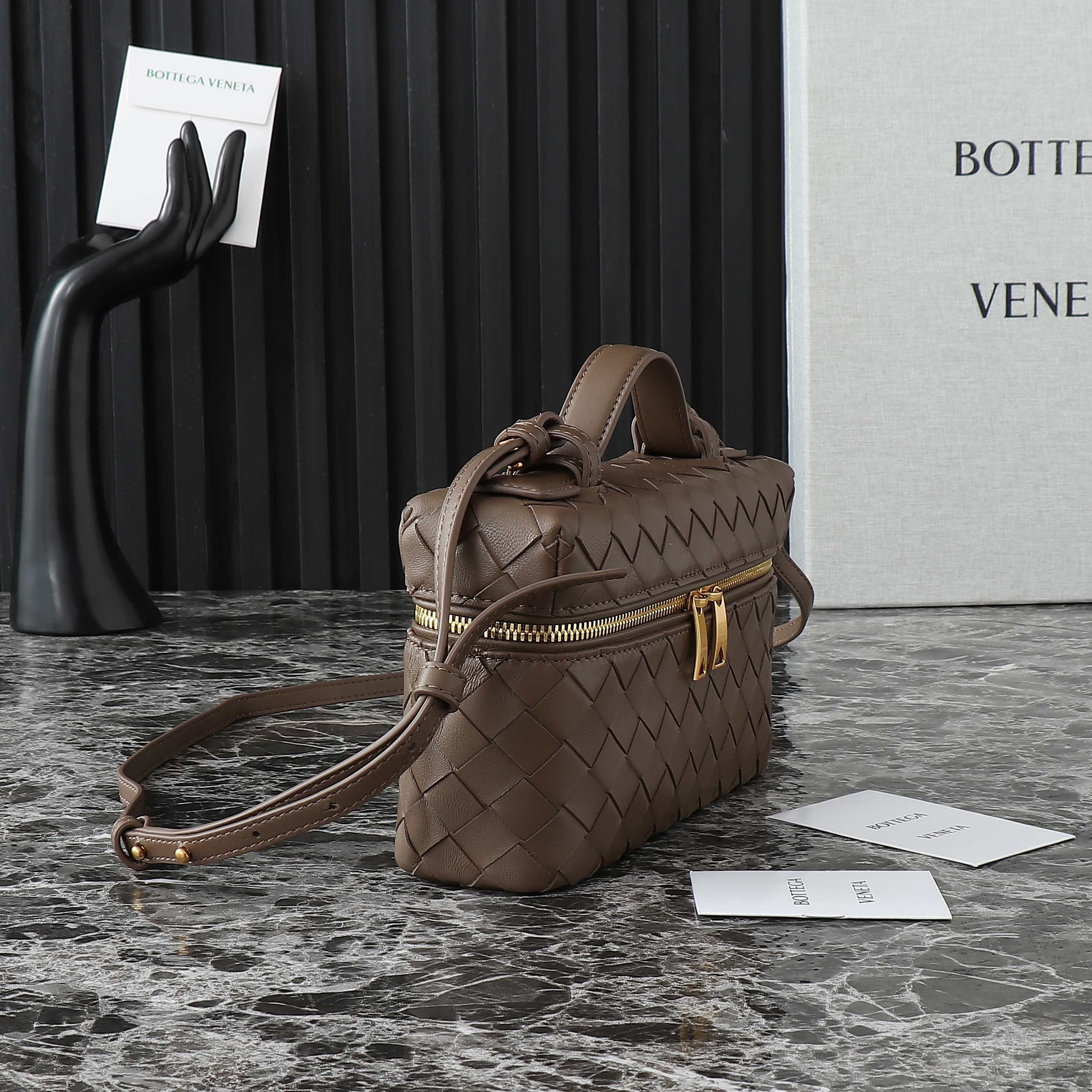 Botteca Veneta  cosmetic bag Size：22*12*5cm
