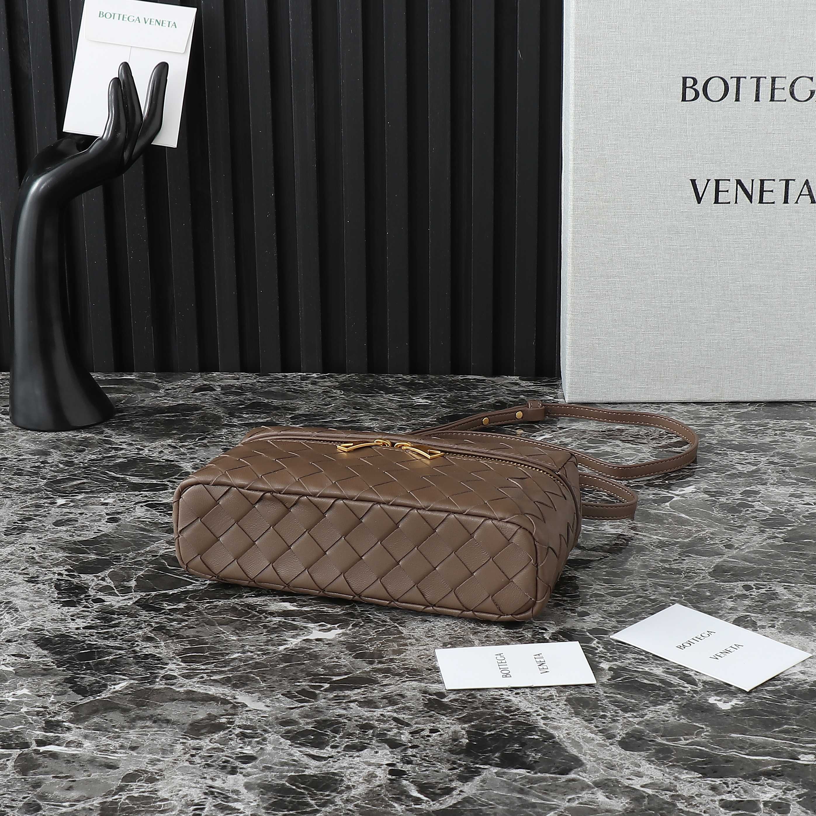 Botteca Veneta  cosmetic bag Size：22*12*5cm