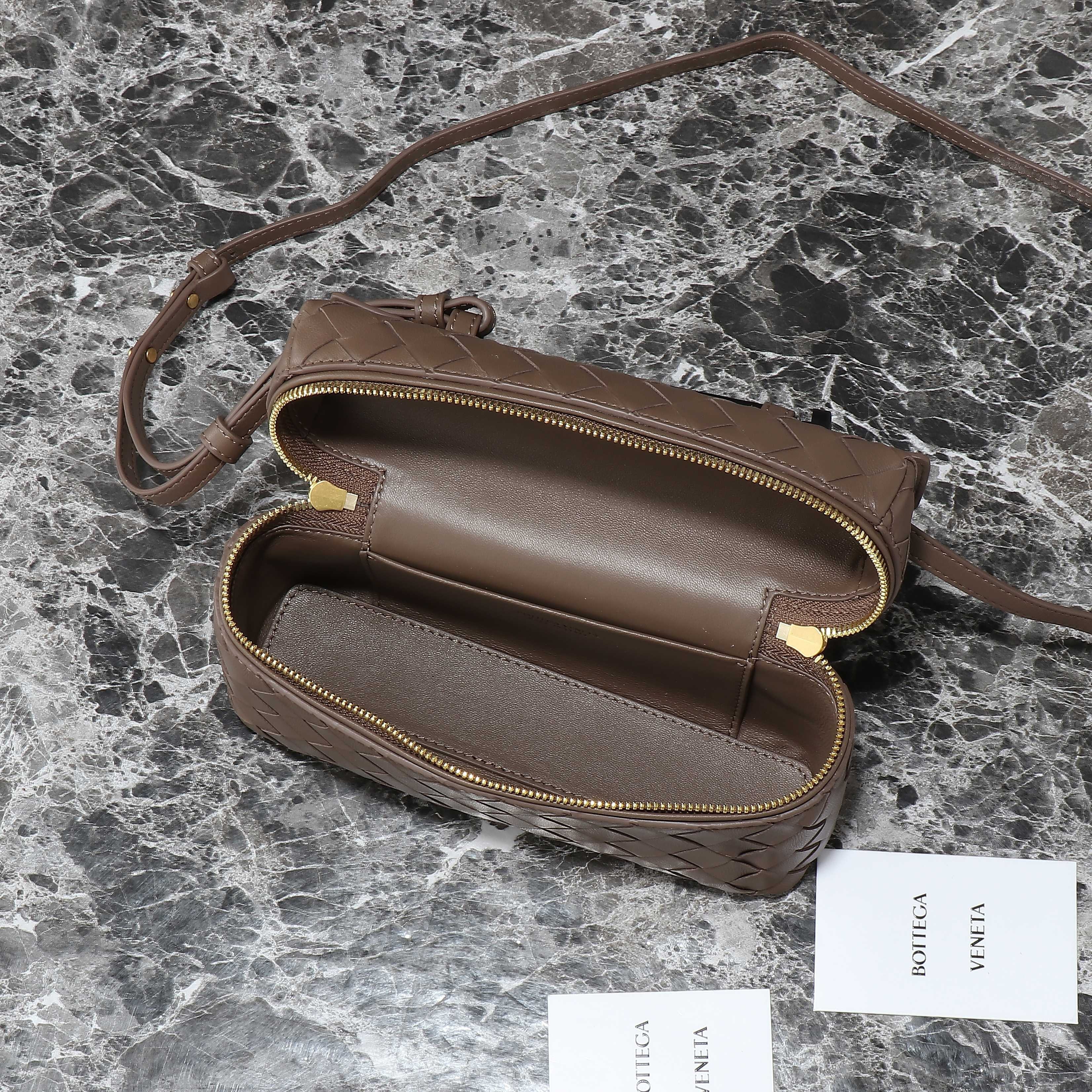 Botteca Veneta  cosmetic bag Size：22*12*5cm