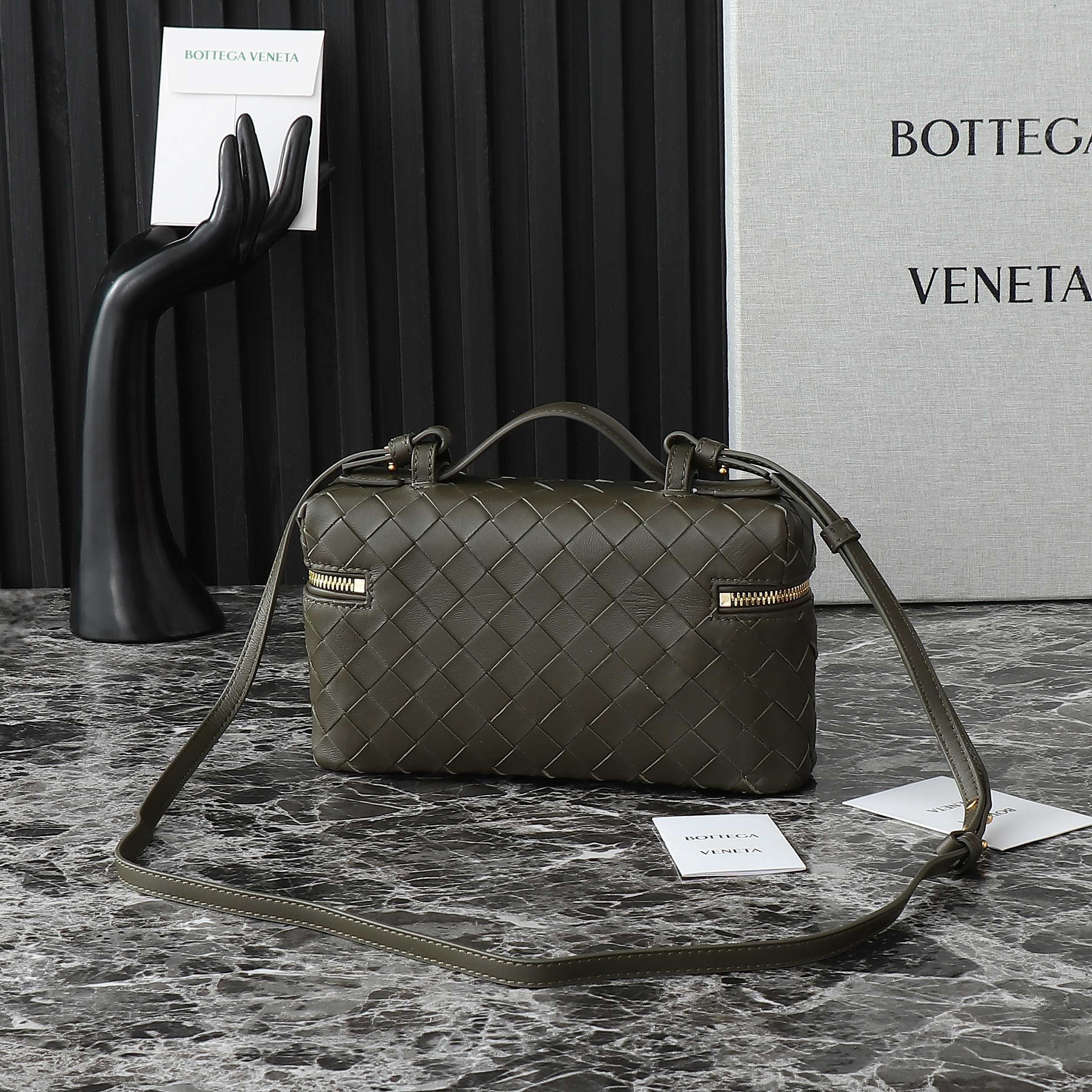 Borsa cosmetica Bottaca Veneta Dimensioni: 22*12*5cm