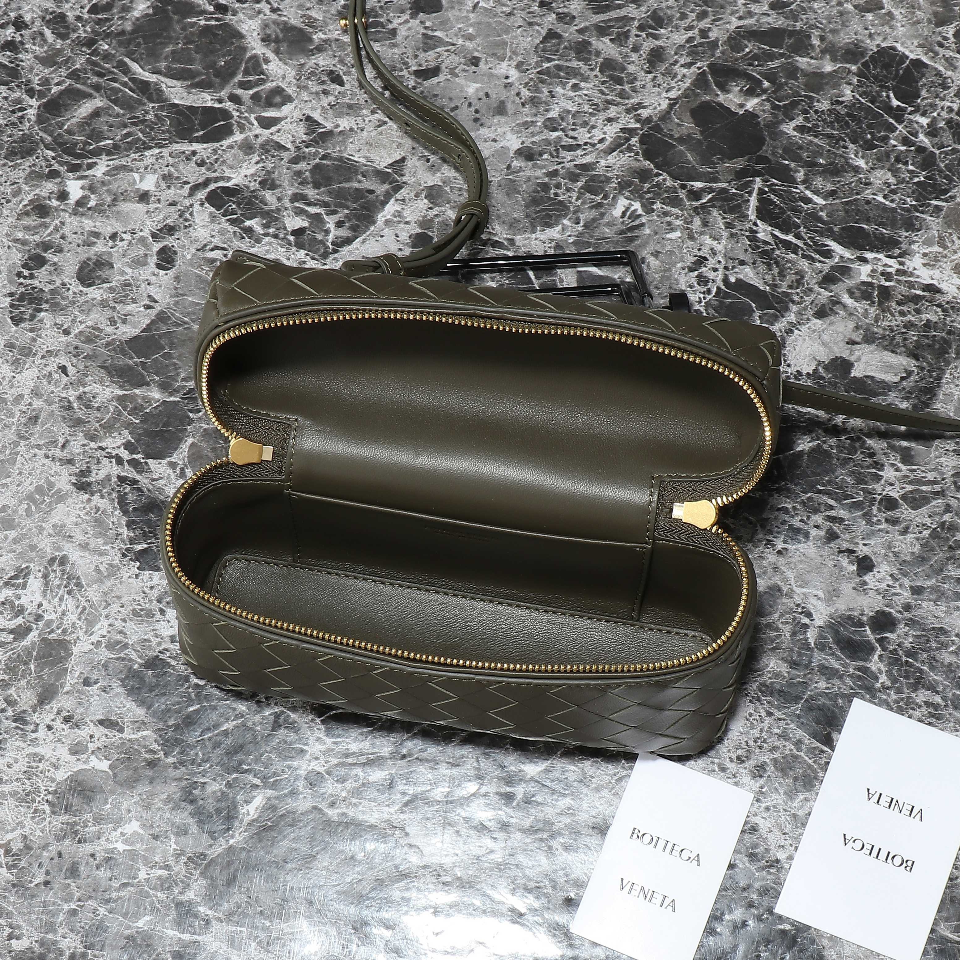 Borsa cosmetica Bottaca Veneta Dimensioni: 22*12*5cm