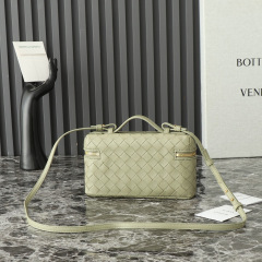Botteca Veneta 化妆包 尺寸：22*12*5cm