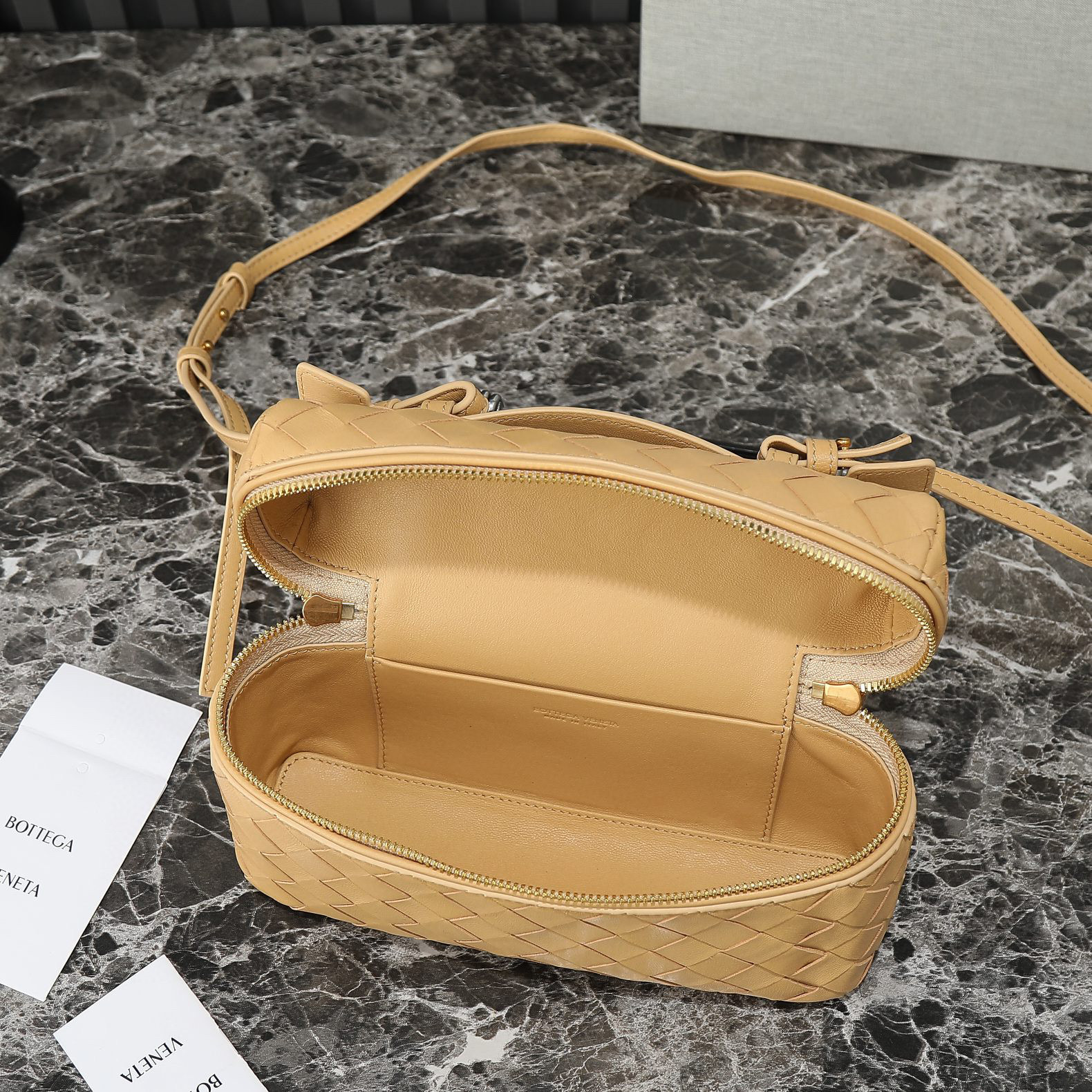 Borsa cosmetica Bottaca Veneta Dimensioni: 22*12*5cm