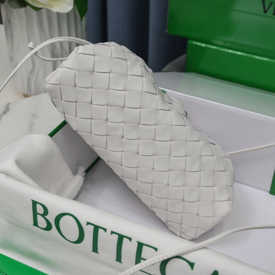 Botteca Veneta  Hand bag Size：23*13*8cm