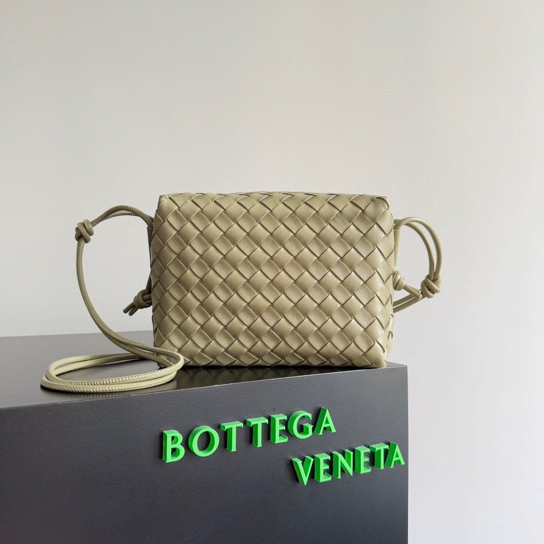Botteca Veneta 单肩包 尺寸：22*15*8cm
