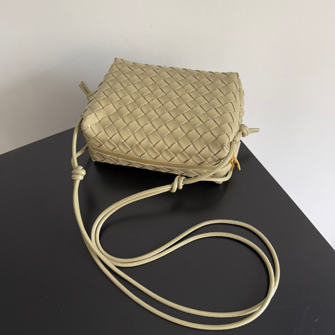 Botteca Veneta 单肩包 尺寸：22*15*8cm