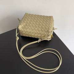 Botteca Veneta 单肩包 尺寸：22*15*8cm