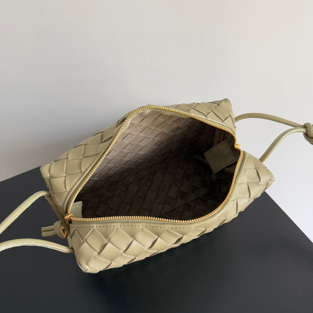Botteca Veneta 单肩包 尺寸：22*15*8cm