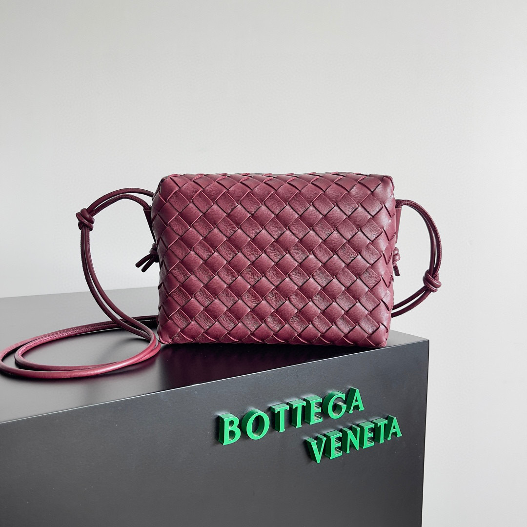 Botteca Veneta  Single shoulder bag Size：22*15*8cm